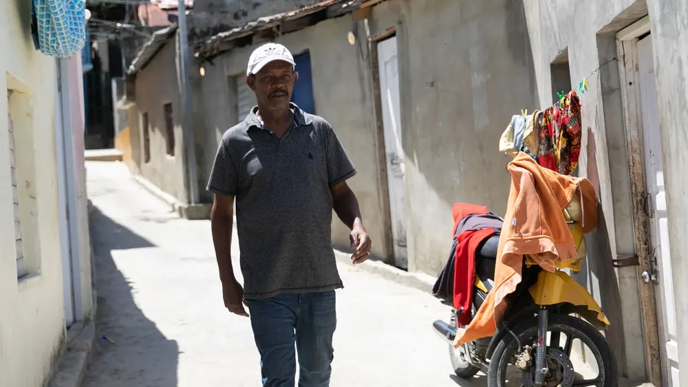 Edilio-Mejia-caminando