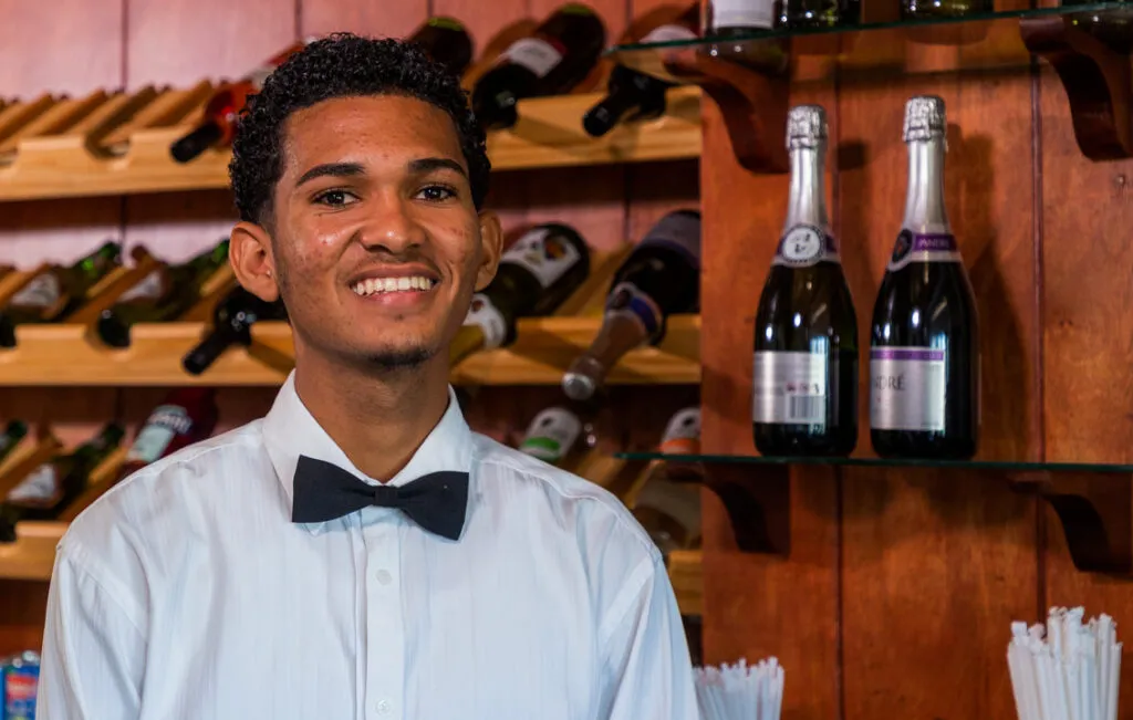 Dewin-con-entusiasmo-aprende-hoteleria-e-ingles-1024x651