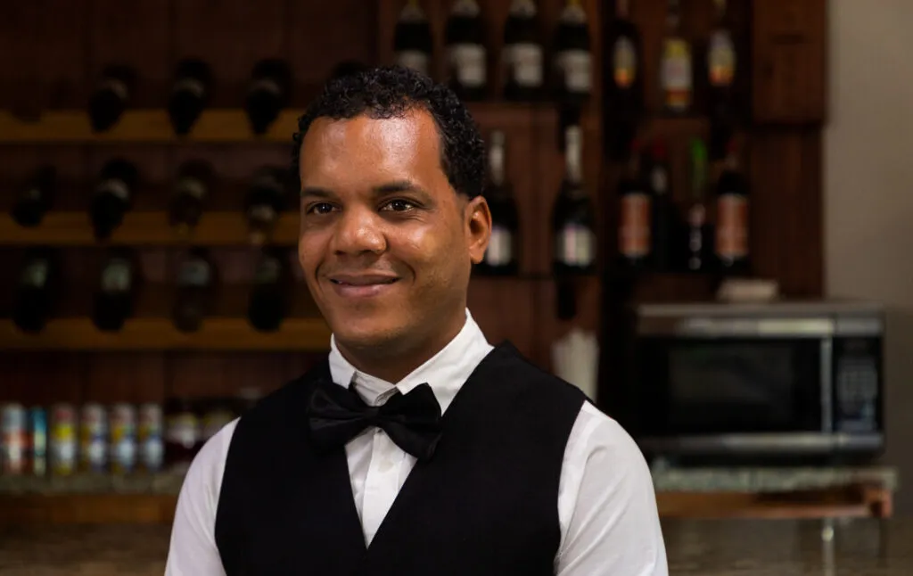 El-joven-Francisco-espera-con-ansias-que-comienzen-a-llegar-los-turistas-1024x646