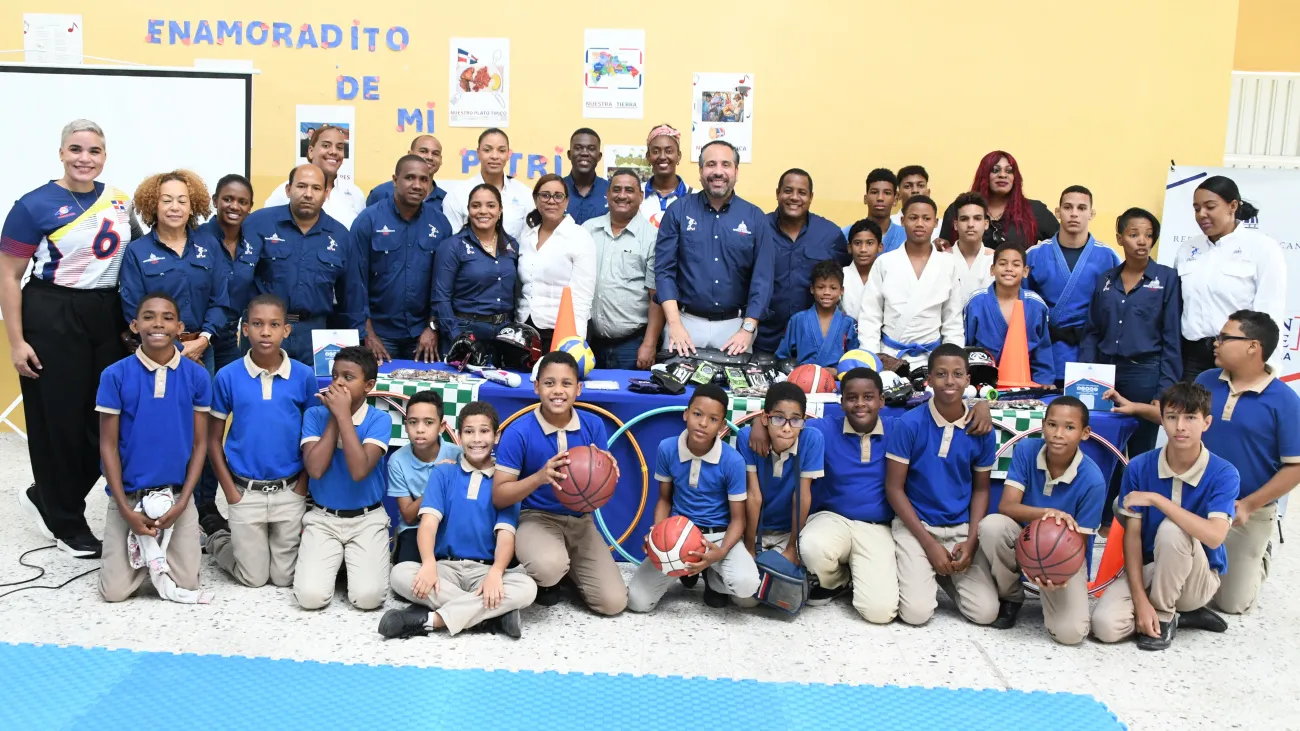 Alberto Rodríguez Mella, atletas y Viejas Glorias, y alumnos Ciudad Juan Bosch