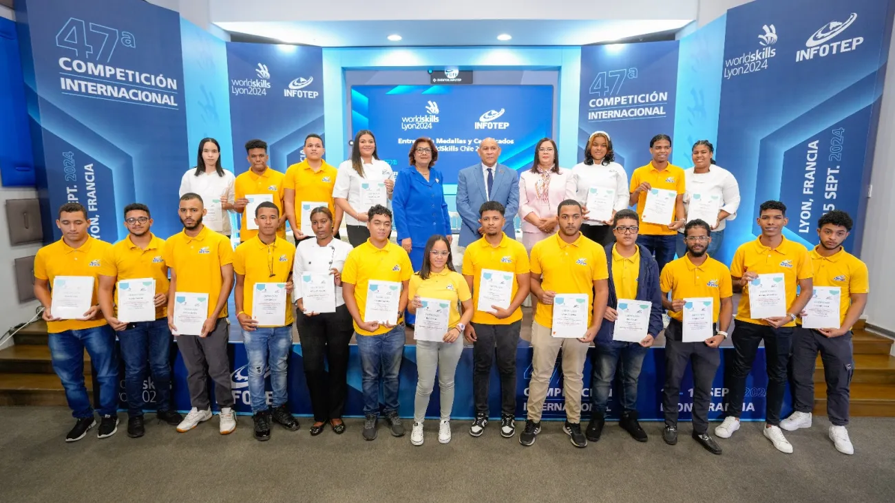 Competidores reciben certificado de participacion en anteriores WoldSkill