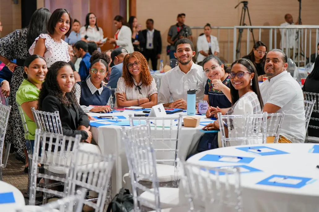 Presidente-Abinader-insta-a-jovenes-a-ser-guardianes-de-la-transparencia-integridad-y-la-equidad-2