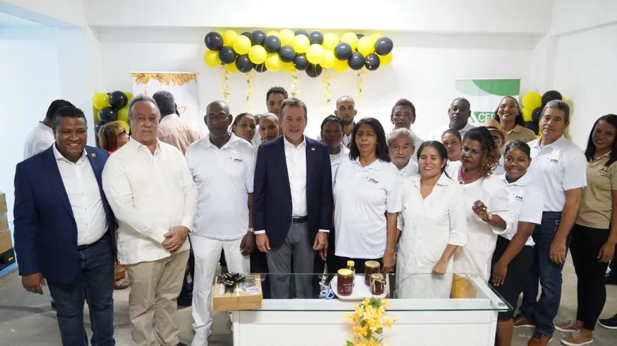 Ministro-Bisono-encabeza-inauguracion-de-la-Sala-de-Extraccion-de-Miel-03