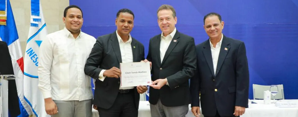 MICM-e-INESDYC-realizan-graduacion-de-257-emprendedores-y-docentes-de-emprendimiento-01-rs-1024x404