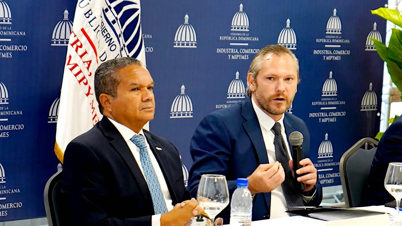 Daniel Liranzo, director ejecutivo del CNZFE y Johannes Kelner