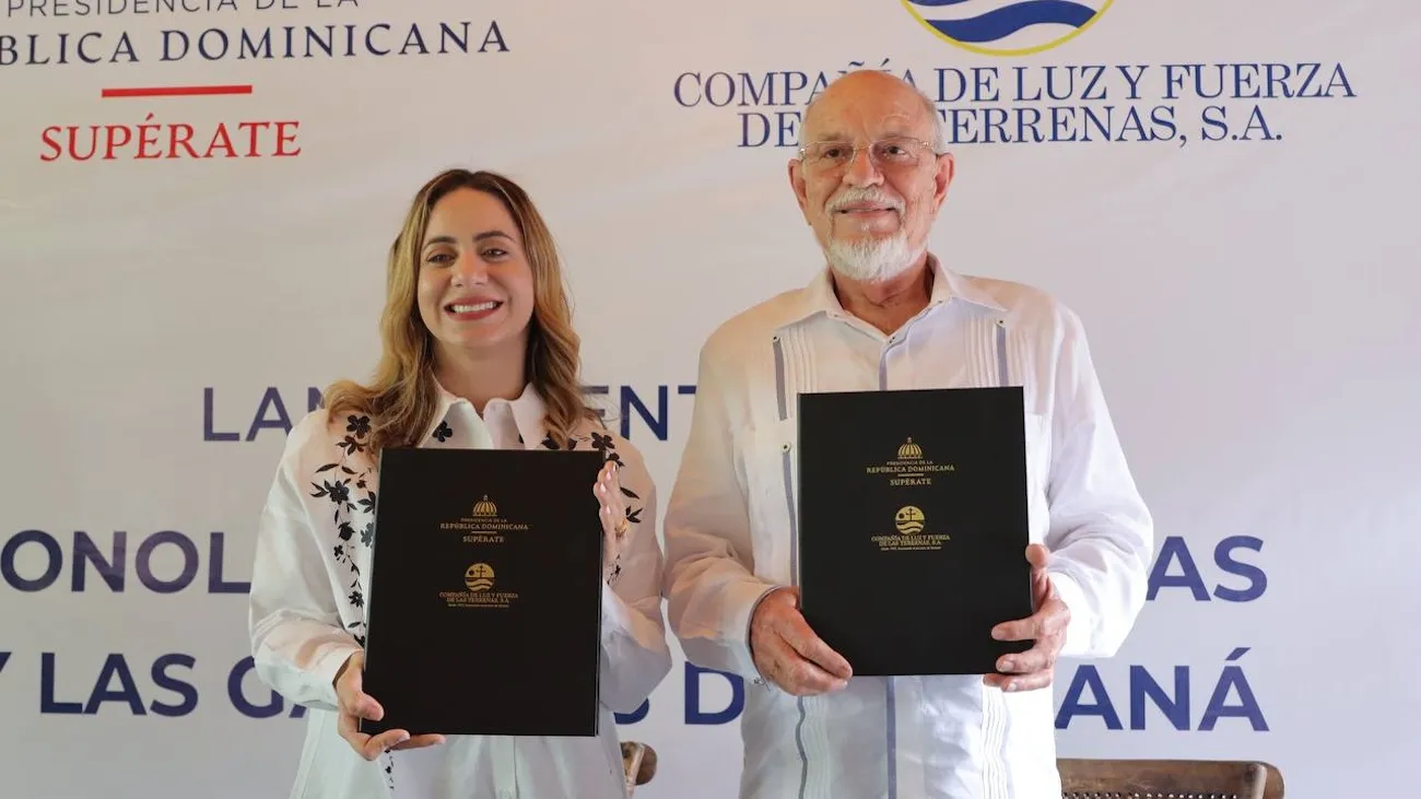 Gloria Reyes, directora general de Supérate y el presidente de la Compania de Luz y Fuerza, José Óscar Orsini, suscribiendo el acuerdo de BonoLuz para los residentes en Las Terrenas y Las Galeras._0