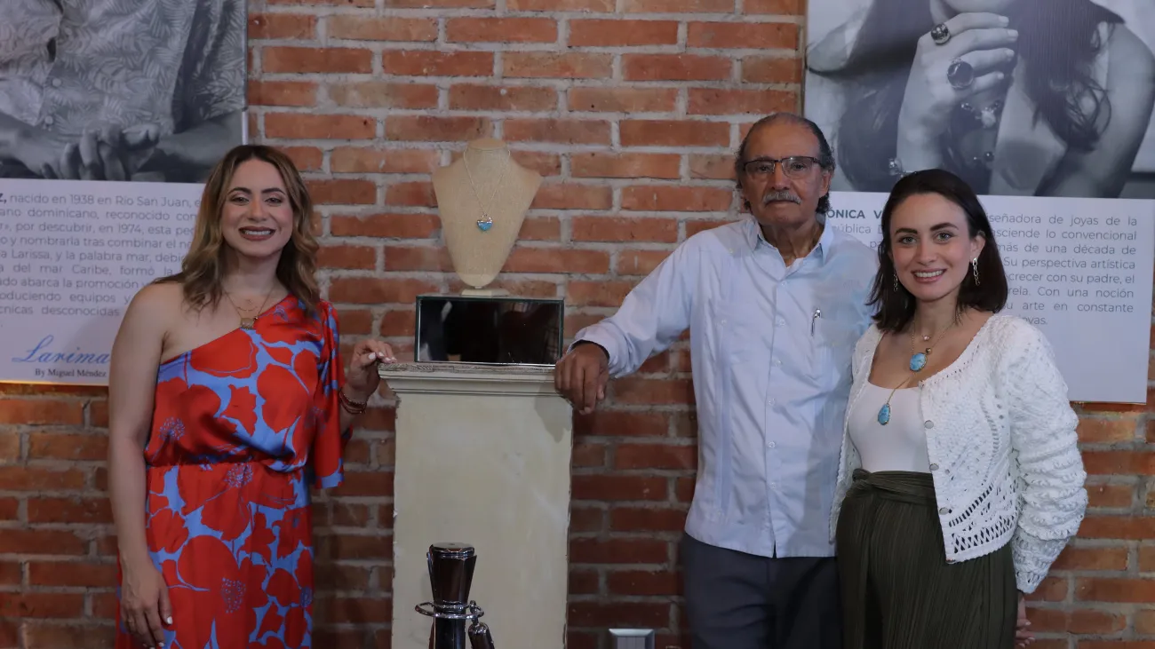 Gloria Reyes, directora general de Supérate junto al artesano Miguel Méndez y la diseñadora Mónica Valera en la presentación de la joya de Larimar Inicio
