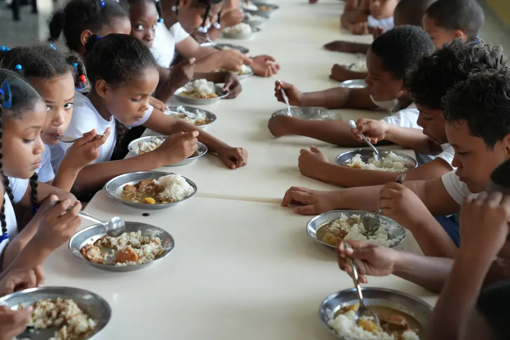 Estudiantes consumiendo menú escolar_0