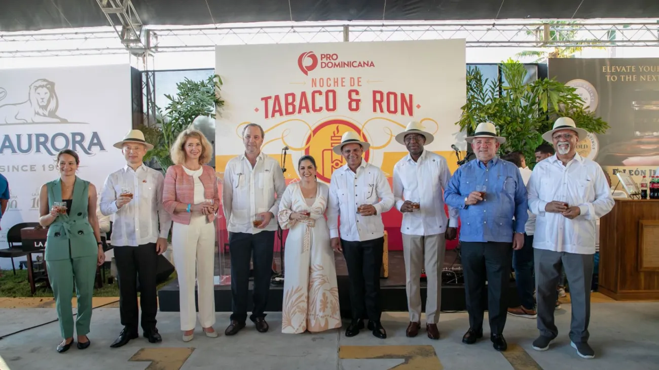 Biviana Riveiro junto a embajadores de diferentes países