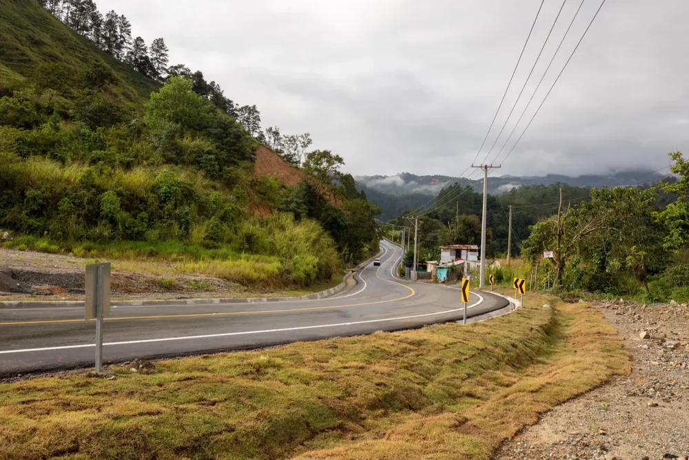 El presidente transformó la carretera que anteriormente estaba como un cartón de huevos
