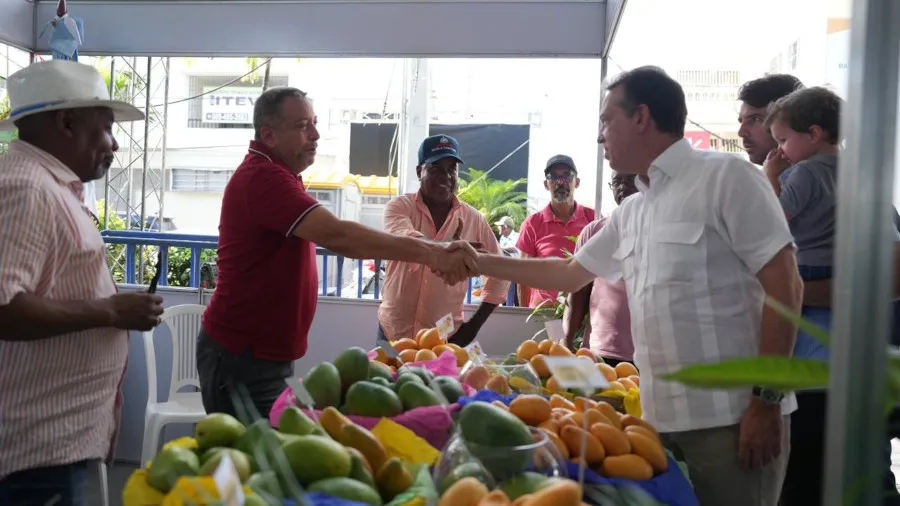 Ministro-Bisono-visita-Expo-Mango-2024-02
