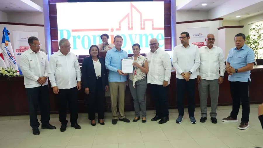 Ministro-Bisono-encabeza-acto-de-entrega-de-RD95-millones-02