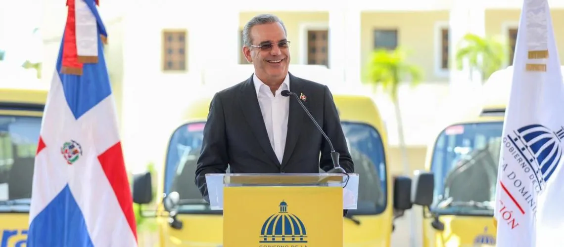 Presidente-Abinader-inicia-Programa-de-Transporte-Escolar-TRAE-movilidad-escolar-se-ampliara-a-todo-el-pais-2-qeap50rfu5n5unv1r37qwsvdelnh6f4vh44zh7ewso