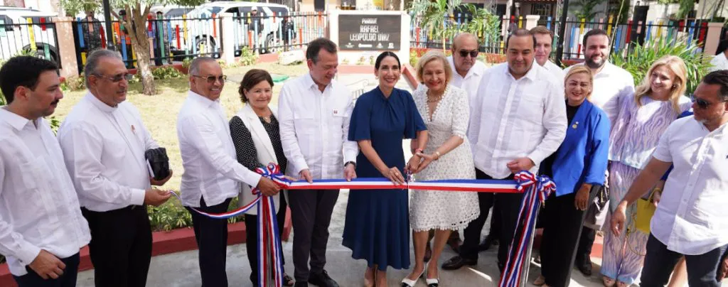 Primera-dama-MICM-y-fundacion-Farach-inauguran-parque-01-rs-1024x404
