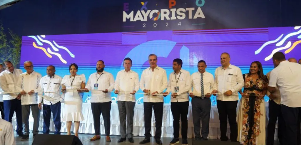 Presidente-Abinader-y-titular-del-MICM-encabezan-inauguracion-de-Expo-Mayorista-2024-01-rs-1024x494