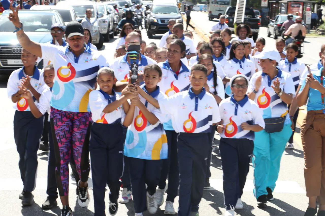 PIE DE FOTO ANTORCHA 2 La Inmortal del Deporte Dominicano, Juana Arrendel, cuando se desplazaba con los alumnos que portaban la antorcha de los X Juegos Escolares Deportivos Nacionales Barahona 2023