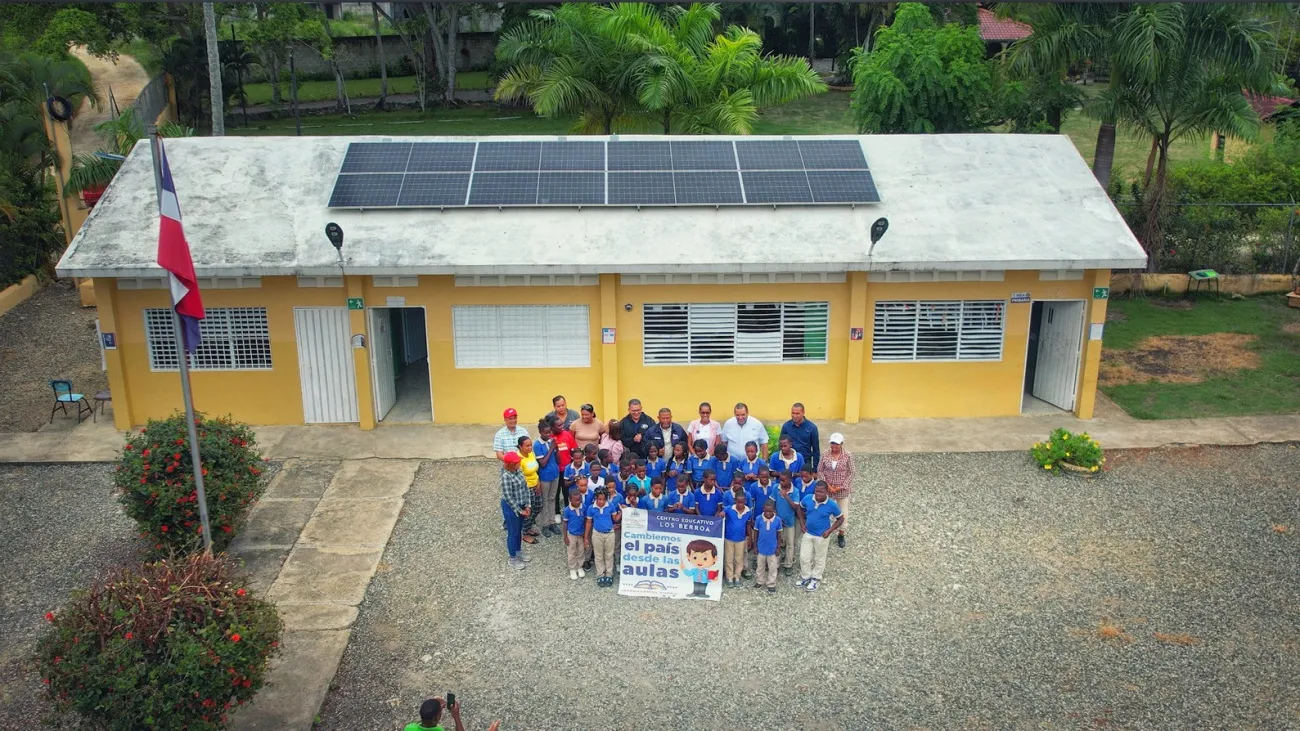 CNE lleva paneles solares a escuelas del municipio Guerra