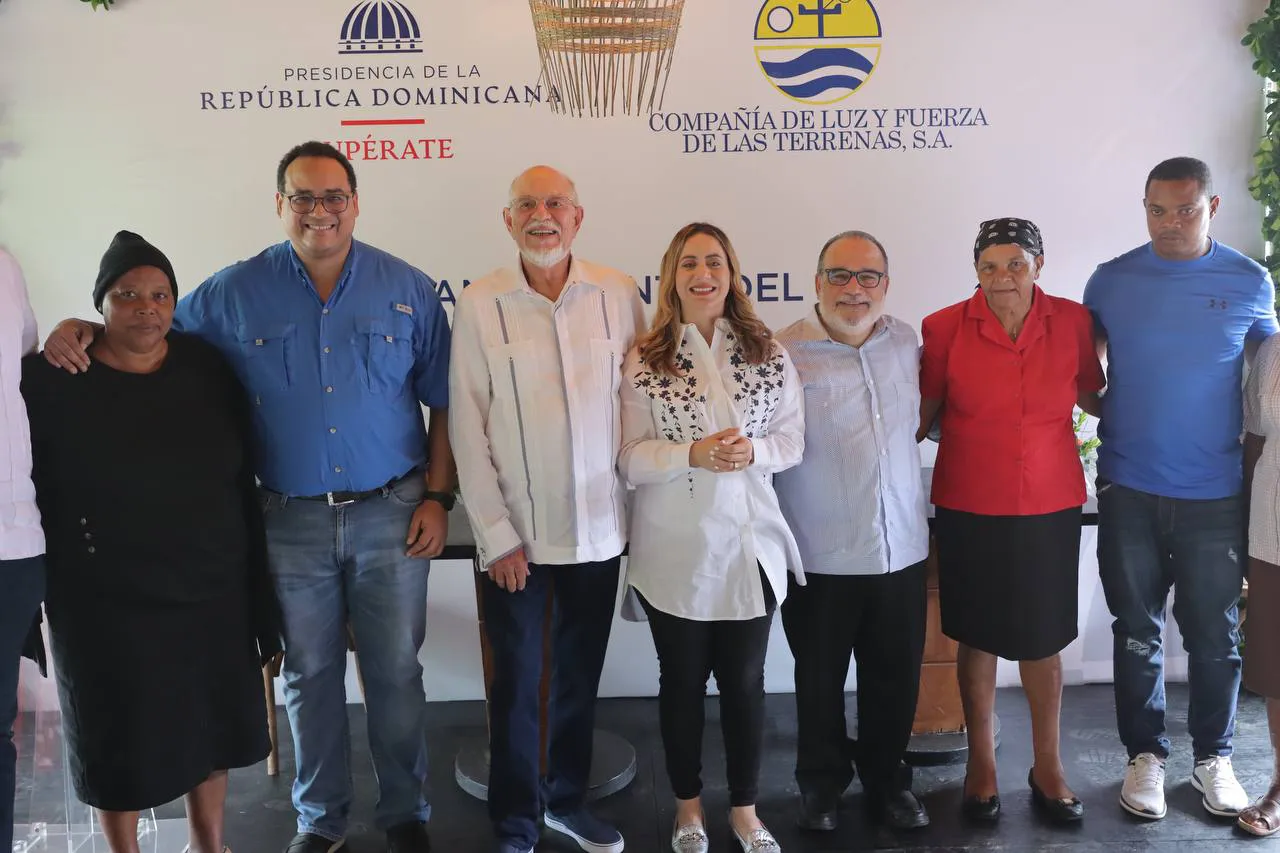 Andrés Astacio, superintendente de Electricidad; José Óscar Orsini, presidente de la Compañía de Luz y Fuerza; Gloria Reyes, directora general de Supérate; Jefrey Lizardo, director de SIUBEN, junto a los beneficiario