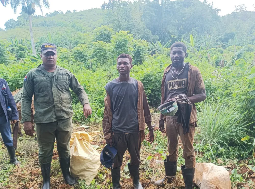 FF.-AA-mantienen-vigilancia-militar-247-en-el-Parque-Nacional-Los-Haitises-8