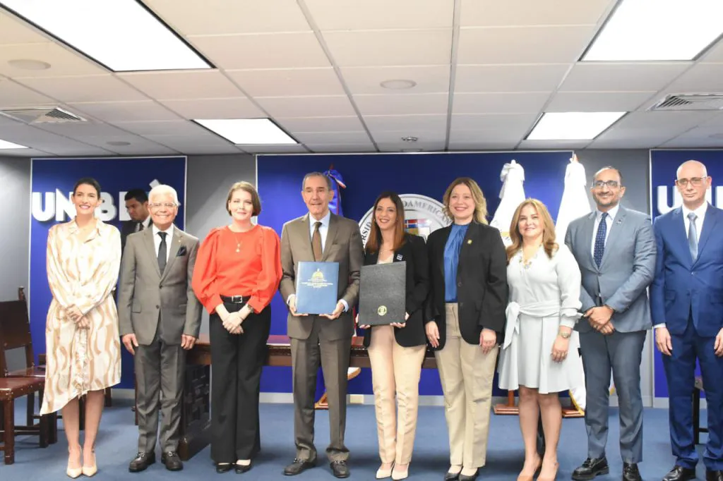 MESCYT-y-UNIBE-suscriben-convenio-de-colaboracion-para-impartir-primer-doctorado-en-Investigacion-en-Ciencias-de-la-Salud-y-del-Comportamiento--1024x682