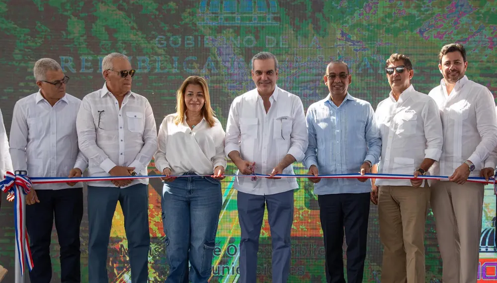 Presidente Abinader inaugura carretera Rancho Arriba