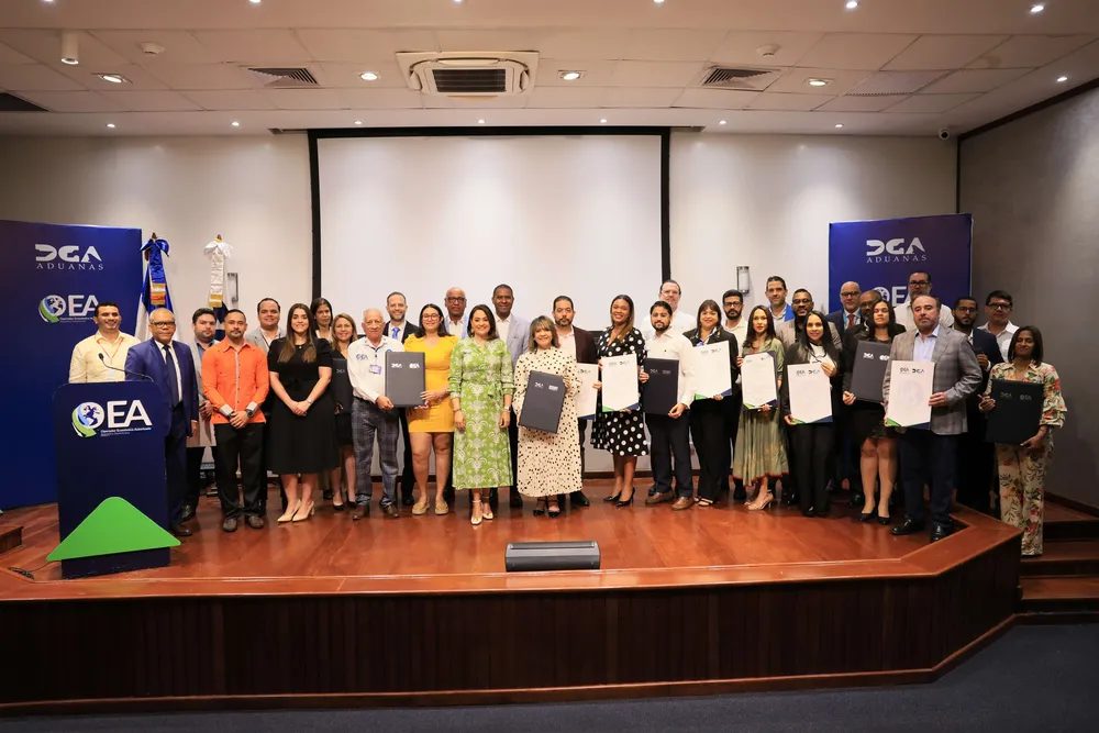 Foto 3 Los subdirectores de Aduanas junt a los representantes de las empresas certificadas.(1)
