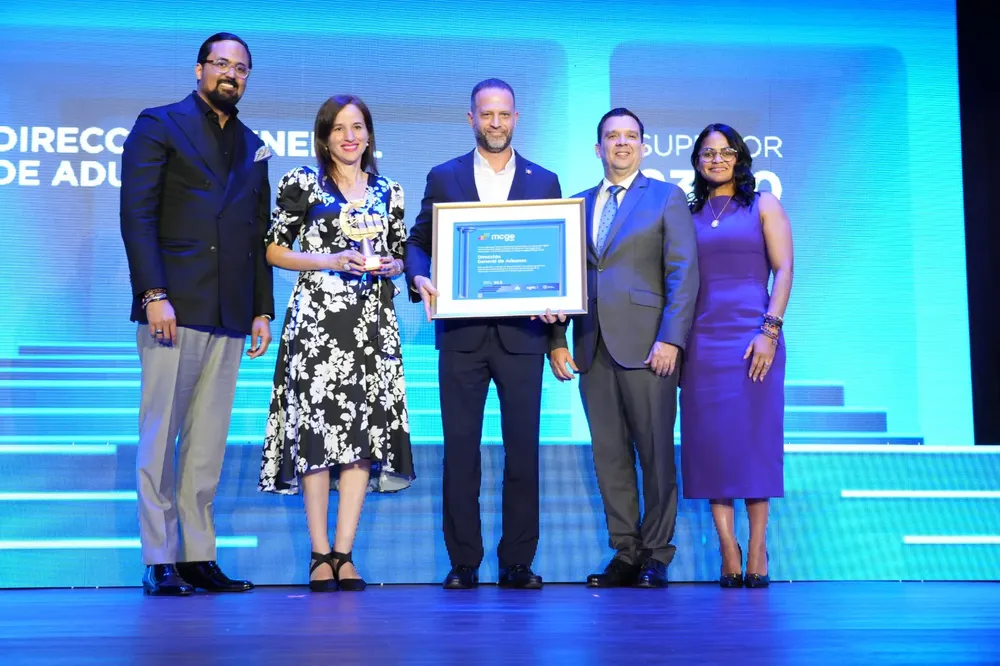 foto-1-momento-en-que-el-subdirector-de-tecnologia-de-la-dga-recibe-la-certificacion