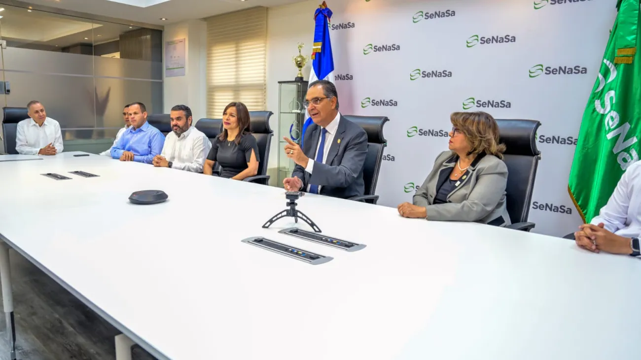 Doctor Santiago Hazim junto al gabinete gerencial