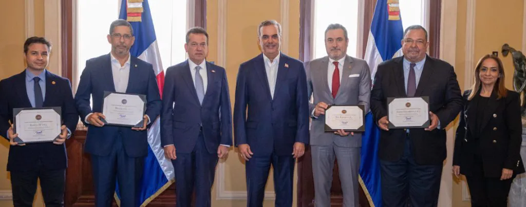 Industrias-reciben-oficialmente-la-Denominacion-de-Origen-Ron-Dominicano-rs-1024x404