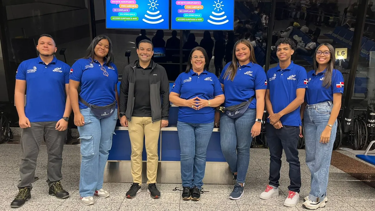 Maira Morla sub directora general del INFOTEP al centro encabeza delegacion que acompaña a los comnpetidores en el WorldSkills Lyon 2024