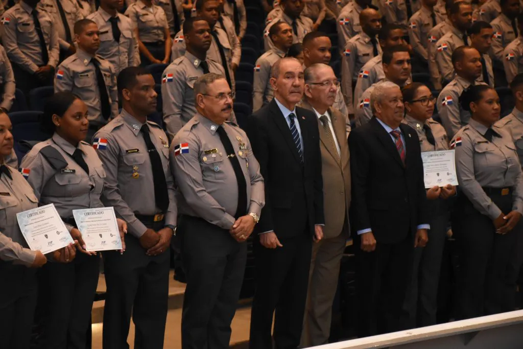 MESCYT-UPID-E-IPES-entregan-certificados-a-500-agentes-que-cursaron-Seminario-en-Derechos-Humanos-y-Relaciones-Humanas5-1024x683