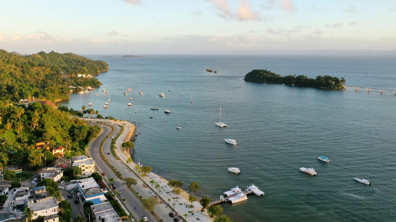 Medio Ambiente fortalece conocimientos de capitanes y dueños de embarcaciones sobre protección de ballenas jorobadas (2)_0