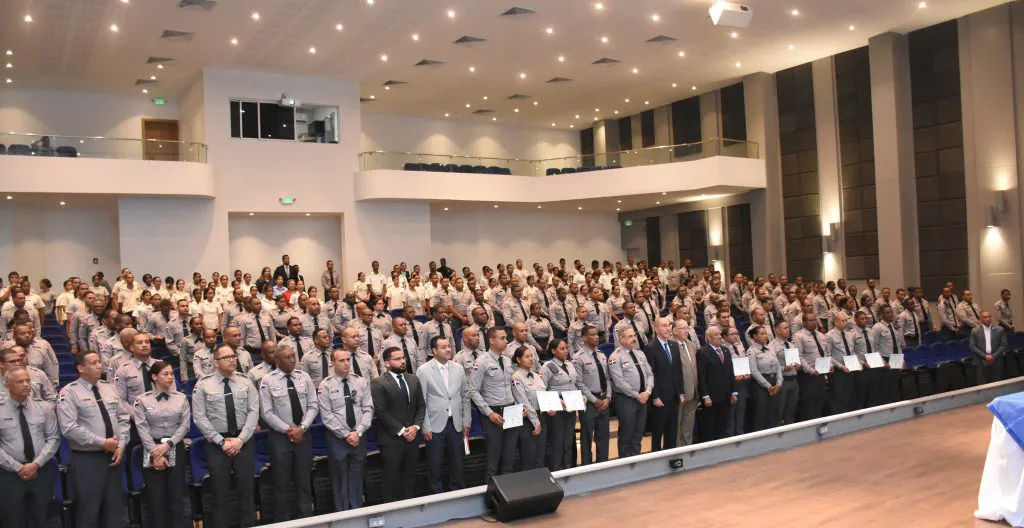 MESCYT-UPID-E-IPES-entregan-certificados-a-500-agentes-que-cursaron-Seminario-en-Derechos-Humanos-y-Relaciones-Humanas3-1024x528