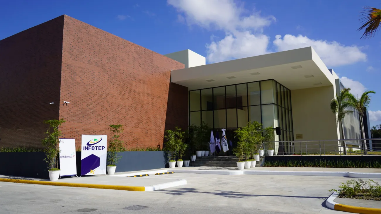Edificio entregado por Fundación Refidomsa a INFOTEP en Haina (1)