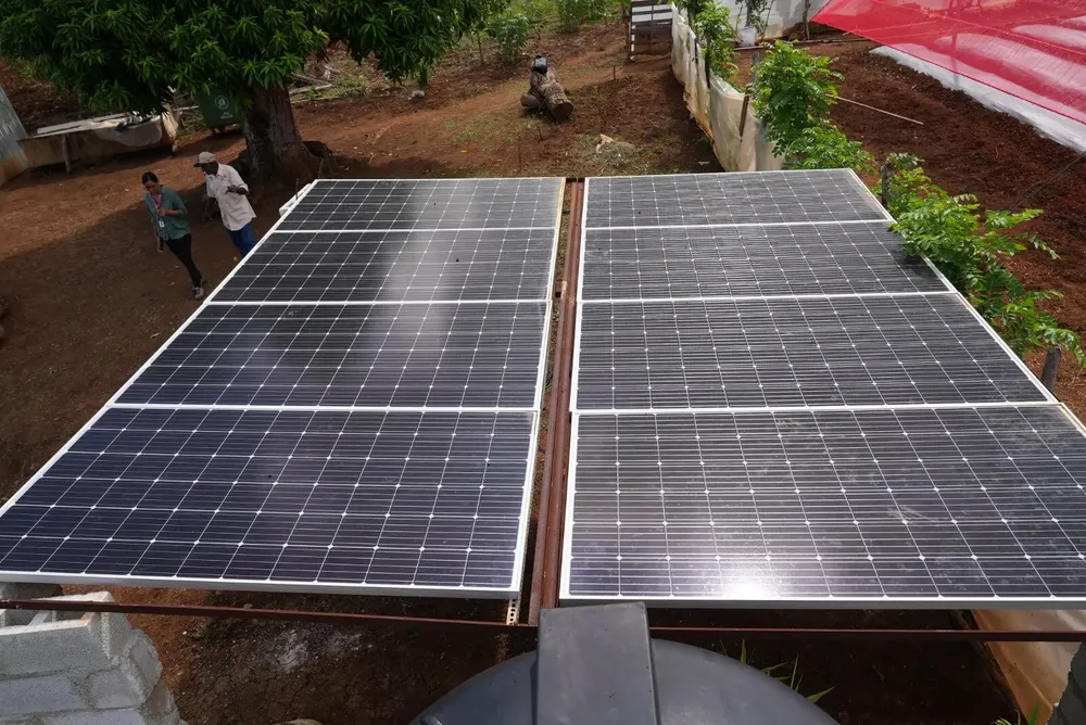Paneleres solares comunidades Higuey(1)