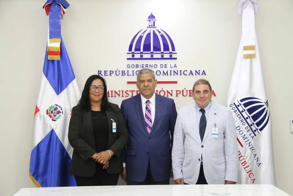 Ministro-Dario-Castillo-Lugo-junto-a-representantes-de-la-UIM2