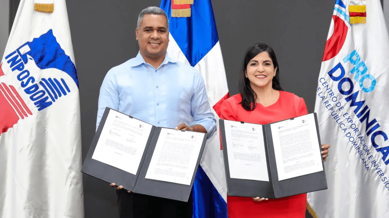 Erick Guzmán, director general de Insposdom, Biviana Riveiro Disla, directora ejecutiva