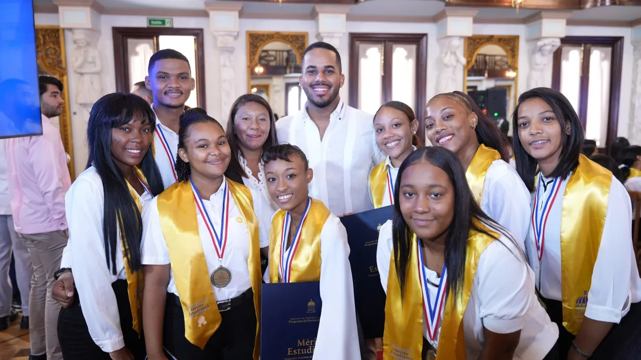 uventud otorgará becas a los 150 estudiantes más destacados del país 2 (1)