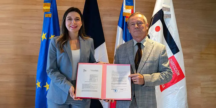 firma-de-acuerdo-embajada-de-francia
