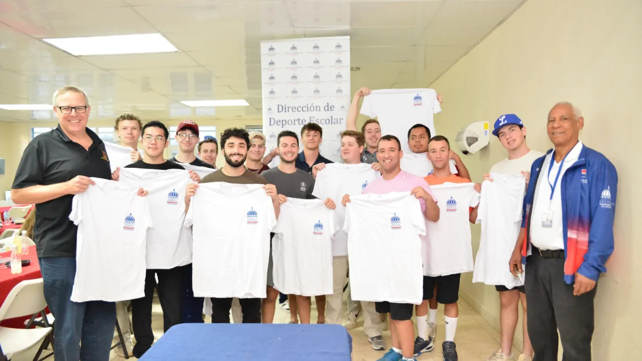 Estudiantes de Santiago reciben camisetas