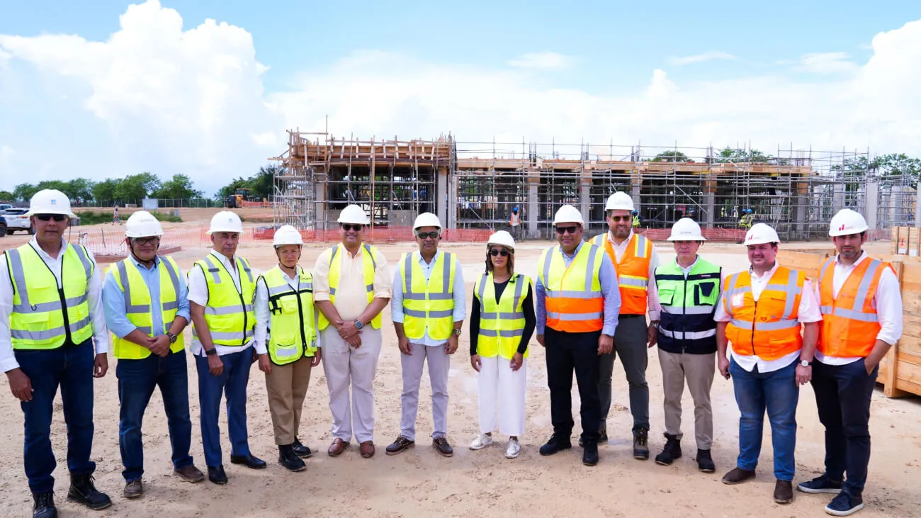 El ministro de Energía y Minas, Joel Santos, junto a la viceministra de Innovación y Transición Energética, Betty Soto; el director ejecutivo de la Comisión Nacional de Energía , Edward Veras; y otros altos representa (1)