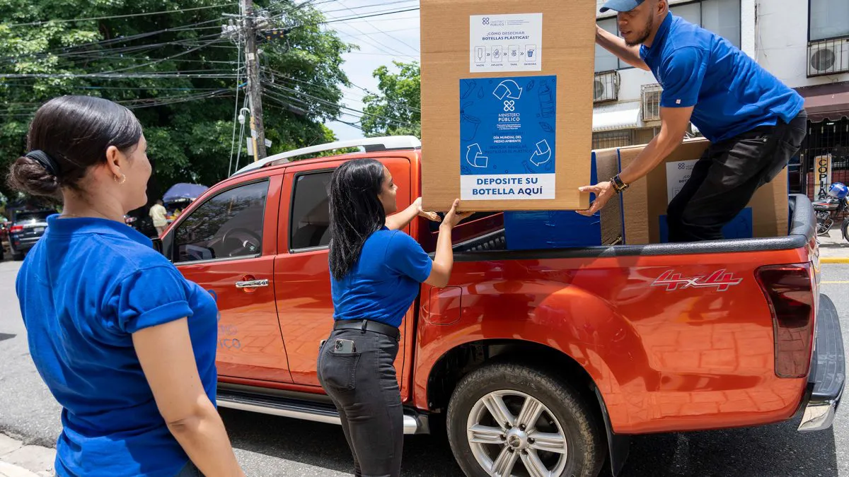 Personal-de-la-institucion-participan-en-la-instalacion-de-los-contenedores-para-reciclaje-de-botellas-de-plasticos1-1200x675
