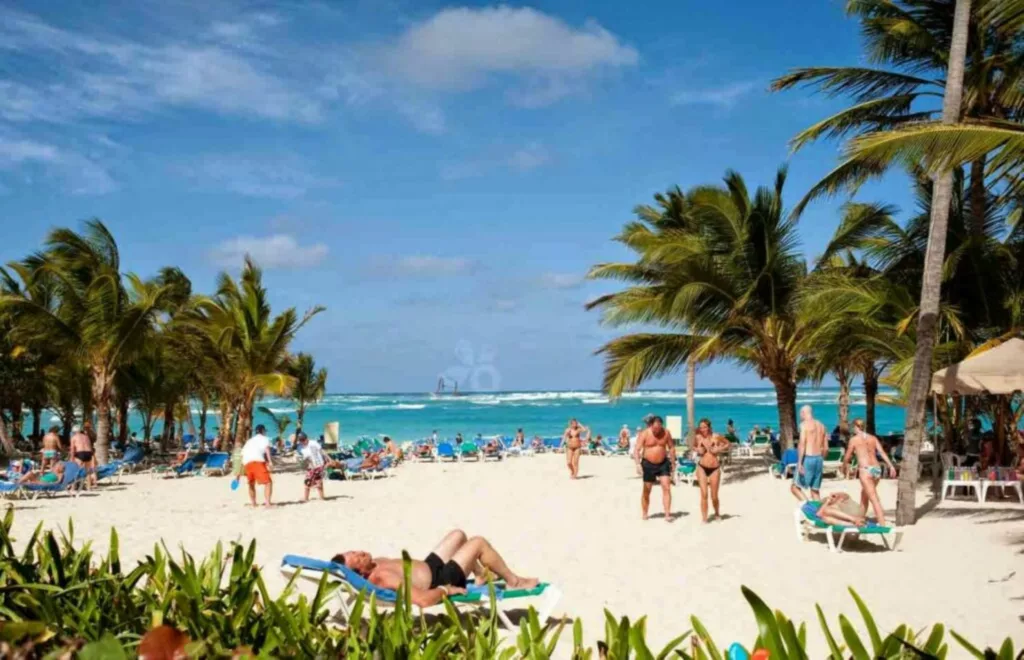 turistas-en-playa-1024x660