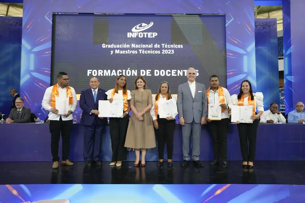 Entrega de certificados graduación de 5, 414 técnicos y maestros técnicos del INFOTEP(1)