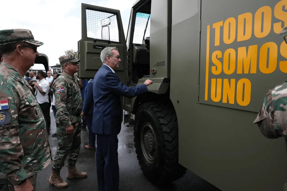 Presidente-Abinader-entrega-44-nuevos-vehiculos-al-Ejercito-que-incrementan-capacidad-de-movilidad-en-1200-soldados-mas-a-cualquier-punto-del-pais-3 (1)