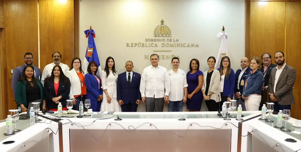 Ministro-de-Hacienda-se-reune-con-equipo-directivo-para-implementacion-de-las-normas-ISO-scaled